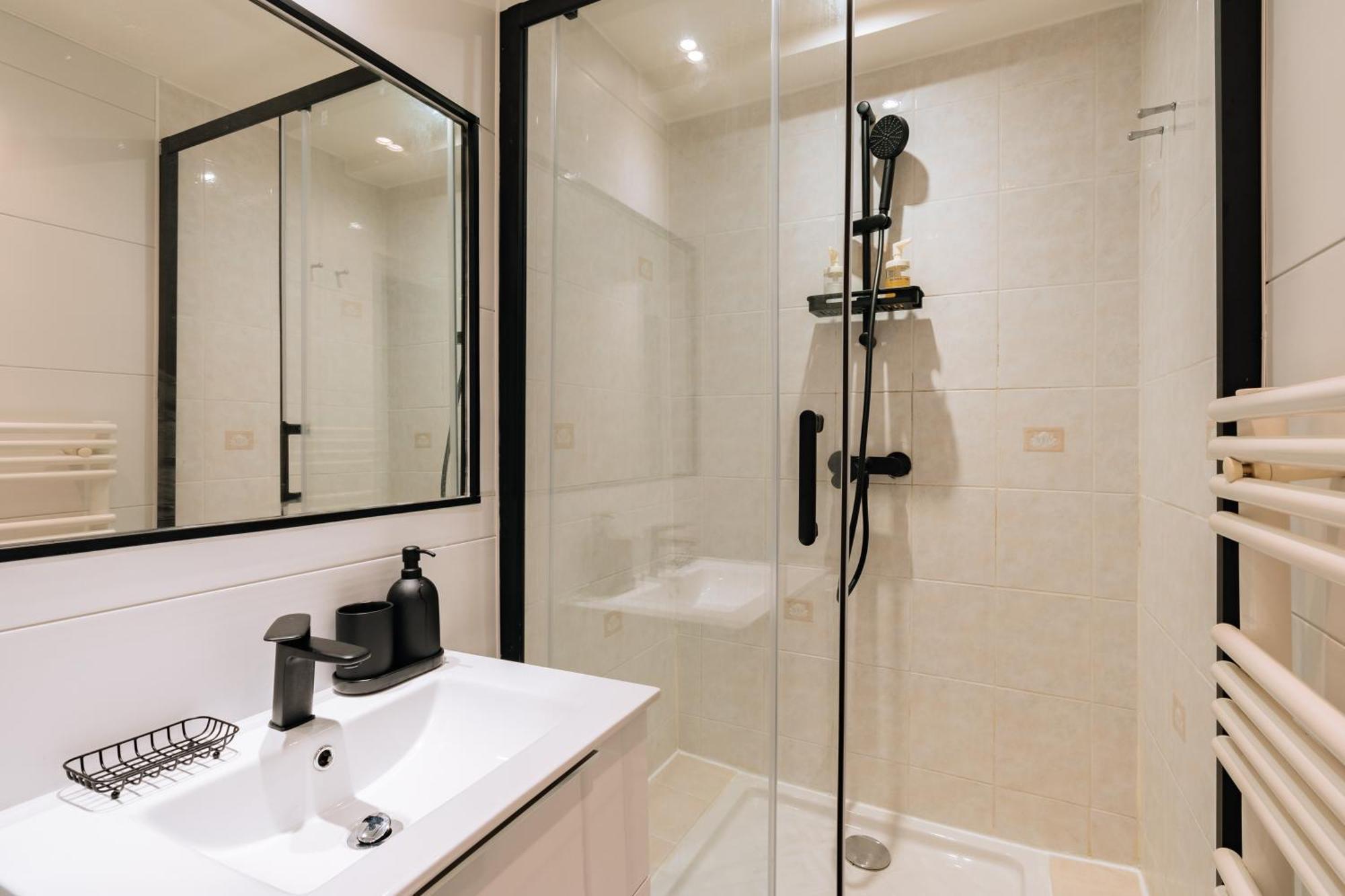 パリChic & Stylish 1Bd Apart Louvre-Rivoli!アパートメント エクステリア 写真